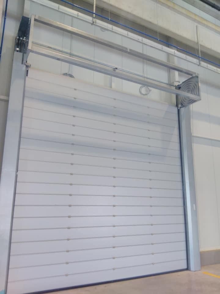 Detalj mehanizma industrijskih rolo vrata